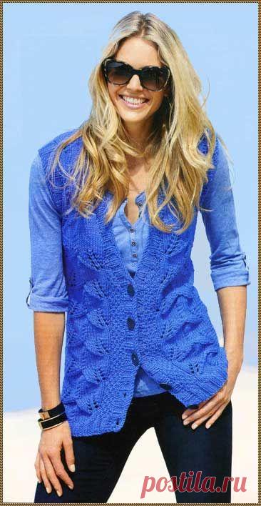 Удлинённый жилет на пуговицах синего цвета.