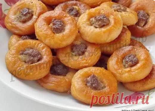 МИНИ-БЕЛЯШИ ИЗ СУШЕК: БЫСТРОЕ ВКУСНОЕ ДАЧНОЕ БЛЮДО 
 
Пакет сушек или баранок (500г);

1-1,5 стакана молока или воды;
150 г мясного фарша;
1 маленькая луковица;
Соль, перец чёрный,
подсолнечное масло.

Наливаем в широкую тарелку молоко и замачиваем в …