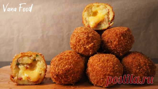 Хрустящие картофельные шарики с сыром. Закуска из картофельного пюре! Рецепт сытной закуски из картофельного пюре. Картофельные шарики получаются вкусными и мягкими внутри, и очень хрустящими снаружи:) Приятного аппетита!Ингредиенты:картофельное пюре - 500 гбекон - 150 гсыр - 200 гзеленый лук - 3 перасушеный чеснок - 1 ч.л.черный молотый перец - 1 ч.л.мука...