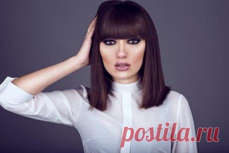 Российский стилист назвала три самые модные челки. Российский стилист Анна Варшавская назвала три самые модные челки. По словам парикмахера, в моду снова вернулась прямая челка в классическом стиле. На данный момент подобная стрижка снова стала популярной благодаря показам люксовых брендов Chanel и Ralph Lauren, которые прошли в рамках Недели моды.