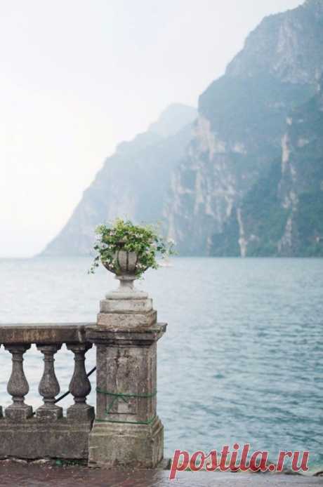 Озеро Комо, Италия О́зеро Ко́мо (итал. Lago di Como), реже Ла́рио (Lario, от лат. Larius lacus, тж. лат. Comacenus lacus, ломб. Lagh de Com) — третье по величине озеро Италии (длина 47 — км, ширина — до 4 км), одно из самых глубоких в Европе (до 410 м). Расположено в 40 км к северу от Милана на высоте 199 м...