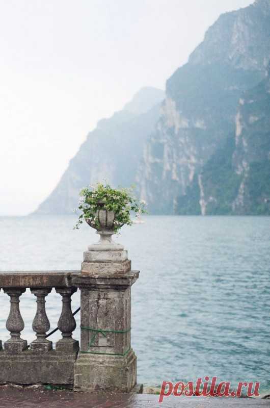 Озеро Комо, Италия О́зеро Ко́мо (итал. Lago di Como), реже Ла́рио (Lario, от лат. Larius lacus, тж. лат. Comacenus lacus, ломб. Lagh de Com) — третье по величине озеро Италии (длина 47 — км, ширина — до 4 км), одно из самых глубоких в Европе (до 410 м). Расположено в 40 км к северу от Милана на высоте 199 м...