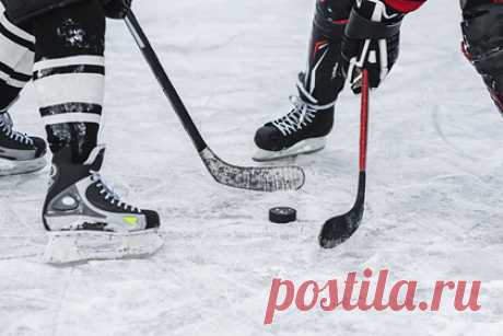 Определился победитель молодежного чемпионата мира по хоккею. Cборная Канады обыграла Финляндию в финале молодежного чемпионата мира по хоккею. Команды не смогли определить победителя в основное время: на голы Джошуа Руа и Уильяма Дюфура финны ответили точными бросками Алекси Хеймосалми и Йоакима Кемелля. В овертайме победу канадцам принес Кент Джонсон.