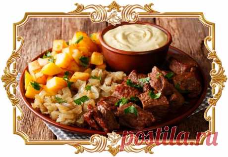 #Жареная #говядина #с #картошкой, #луком и #соусом

В Швеции это блюдо называют говядиной «Ридберг», в честь популярного ещё в XIX веке отеля в Стокгольме и ресторана при нём. Подача практически не изменилась за долгое время: #мясо, лук и картошка обжариваются по отдельности, а после выкладываются на тарелку и дополняются горчичным соусом, а иногда и сырым желтком.
Показать полностью...