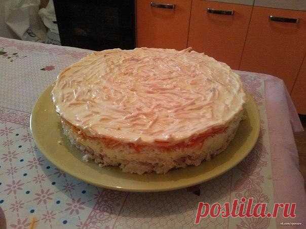 Очень вкусный салат из корейской моркови. (Муж лопает за обе щеки).

Нам понадобится:
Куриные голени- 3шт (но можно и 1 грудку, тоже получается вкусно).
Картофель средний- 2шт.
Яйца-3шт.
Лук-2шт.
Корейская морковь-300гр.
Майонез- 1 большая упаковка.

Приготовление:
Картофель варим в мундире, яйца варим, лук режем, куриное мясо запекаем в духовке до готовности.

Слои:
Я брала разъемную форму, так удобней выкладывать слои.
1. Готовое мясо режем маленькими кусочками и обмазыв...