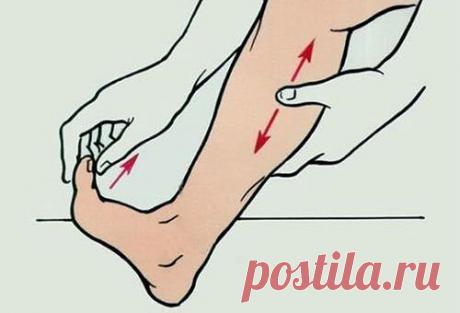 Первая помощь при судорогах в ногах
Если
 вас мучают судороги в ногах, рекомендуем правила первой помощи для 
снятия неприятных симптомов. Как же снять судорожный спазм мышцы, 
которая чаще всего возникает в области икры ног? Для этого следуйте 
указаниям.
Последовательность действий:
- 
Постарайтесь захватить рукой пальцы стопы и по возможности резко 
потяните носок ноги на себя. Не смотря на боль при судорогах в ногах, 
старайтесь удержать стопу в этом положении.
- При судорогах в ногах такж