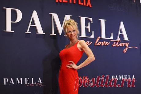 В наряде Памелы Андерсон увидели отсылку к ее образу в «Спасателях Малибу». Американская фотомодель Памела Андерсон появилась на премьере документального фильма «Памела: История любви» в красном наряде и привлекла внимание журналистов. Журналисты портала увидели в красном платье Андерсон отсылку к ее культовому купальнику, в котором она снималась в сериале «Спасатели Малибу».