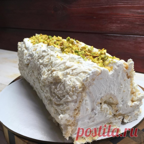 Полный восторг!

МЕРЕНГОВЫЙ РУЛЕТ
⠀
-яичные белки 5 шт
-сахар 230 г
Белки взбить в пышную пену, затем всыпать сахар и взбить до полного его растворения. Я взбивала около 15 минут.
Духовку нагреть до 150гр , белковую массу положить на пекарский коврик и равномерно распределить. Сверху я сделала рисунки хаотично, чтобы рулет смотрелся красивей.
Выпекать около 25-30 минут( но время зависит от вашей духовки)
Крем
-сливки( у меня растительные)300 мл
-сгущенка 200 г
-сыр сливочн...