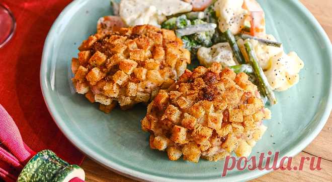 Пожарские котлеты из индейки с овощами в сливочном соусе. Пошагово с фото от Gastronom.ru. из рубленой курицы и панируются в кубиках белого хлеба без корки. В рецепте вместо курицы используется микс из филе бедра индейки и грудки индейки. Индейка (филе бедра) 500 г, индейка (филе) 250 г, сливки 20% (средней жирности) 300 мл, масло слив. 100 г, батон нарезной 200 г, овощная смесь замороженная 600 г, тимьян сушеный 3 г. раст.масло рафинированное, соль и перец чёрный молотый по вкусу