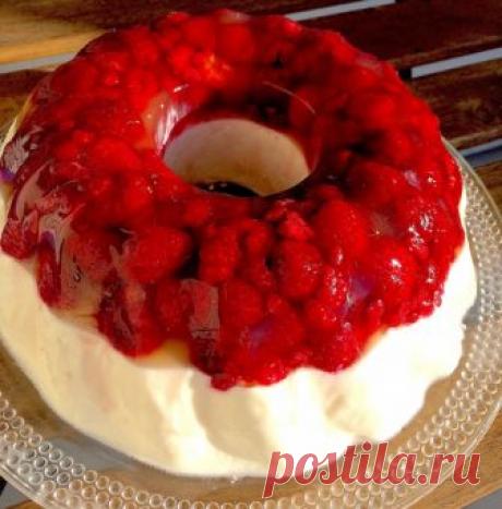 Низкокалорийное клубничное желе с творожным кремом