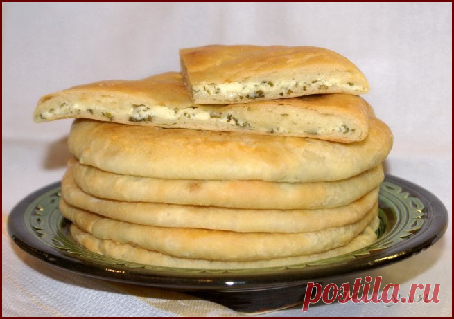 ХАЧАПУРИ из домашнего дрожжевого слоёного теста (мягкое,  очень вкусное, делать легко, можно приготовить заранее и держать в холодильнике).
Тесто: 
мука 3 ст.
молоко 250 мл
дрожжи сухие 1 ч. л.
яйцо 1 шт.
сахар 2 ст. л.
соль 0,5 ч. л.
Для прослойки масло сливочное 180 г
Начинка:
сыр адыгейский 280 г
сыр сулугуни 120 г
творог 180 г
сметана 100 г
зелень петрушки
соль
яйцо 1 шт.