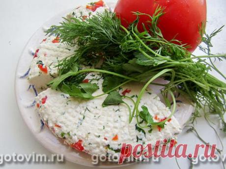 Адыгейский сыр с перцем и зеленью в домашних условиях. Рецепт с фото Рецепт домашнего адыгейского сыра не так сложен, как могло бы показаться. Даже с первого раза получается вкусный молодой сыр с  мягкой, нежной, творожистой структурой.  Рецепт расчитан на пастеризованное магазинное молоко. Такой сыр называют молодым, т.к. он не проходит период ферментации и вызревания. Сыр традиционно собирается в корзины. На адыгейском языке его название так и звучит «корзина-сыр». Но в ...