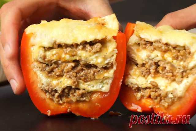 Нереально вкусный рецепт фаршированного перца! Фаршированный перец - привычное и любимое летнее блюдо. Мы хотим предложить вам рецепт перца с потрясающей начинкой. Вы захотите повторять его снова и снова! Начинка получается очень нежная и сочная, её даже хочется назвать идеальной!  Чтобы приготовить такой фаршированный перец возьмите:
● Лук -