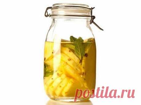 Ананасовая настойка для похудения.

В среднем минус 3 кг в неделю без диет и ограничений.

Покупаете хороший ананас, большой, оранжевый и ароматный, такой, что запах даже через кожуру соблазняет, и водку - 0, 5 литра.

Далее хорошенько, со щёткой, моете ананас, чтобы кожура была чистой - она нам пригодится. Потом срезаете у него листья и самый низ. И фрукт отправляется в комбайн, или, на худой конец, в мясорубку, вместе с кожурой.

Получившуюся кашицу заливаете водкой, гер...