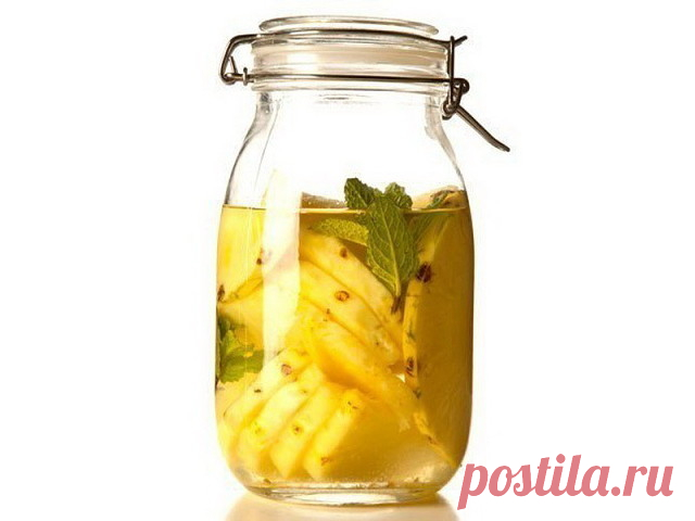 Ананасовая настойка для похудения.

В среднем минус 3 кг в неделю без диет и ограничений.

Покупаете хороший ананас, большой, оранжевый и ароматный, такой, что запах даже через кожуру соблазняет, и водку - 0, 5 литра.

Далее хорошенько, со щёткой, моете ананас, чтобы кожура была чистой - она нам пригодится. Потом срезаете у него листья и самый низ. И фрукт отправляется в комбайн, или, на худой конец, в мясорубку, вместе с кожурой.

Получившуюся кашицу заливаете водкой, гер...