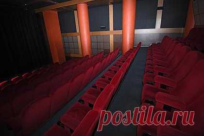 В Крыму на 84 площадках пройдет акция «Ночь кино». В Крыму на 84 площадках крымских учреждений культуры пройдет Всероссийская акция «Ночь кино». Зрители увидят три самые кассовые отечественных картины 2022-2023 годов. Это такие фильмы, как «Чебурашка» режиссера Дмитрия Дьяченко, «Вызов» режиссера Клима Шипенко и «Праведник» режиссера Сергея Урсуляка.