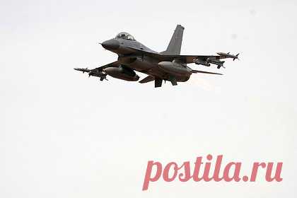 США и Украину уличили в переговорах о поставках истребителей F-16 и ЗРК Patriot. США и Украина ведут консультации на низком уровне о поставках Киеву американских многофункциональных истребителей F-16 четвертого поколения, зенитных ракетных комплексов (ЗРК) Patriot, разведывательно-ударных беспилотных летательных аппаратов (БЛА) MQ-1C Grey Eagle. Об этом пишет газета Politico.