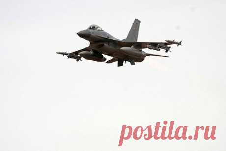 США и Украину уличили в переговорах о поставках истребителей F-16 и ЗРК Patriot. США и Украина ведут консультации на низком уровне о поставках Киеву американских многофункциональных истребителей F-16 четвертого поколения, зенитных ракетных комплексов (ЗРК) Patriot, разведывательно-ударных беспилотных летательных аппаратов (БЛА) MQ-1C Grey Eagle. Об этом пишет газета Politico.