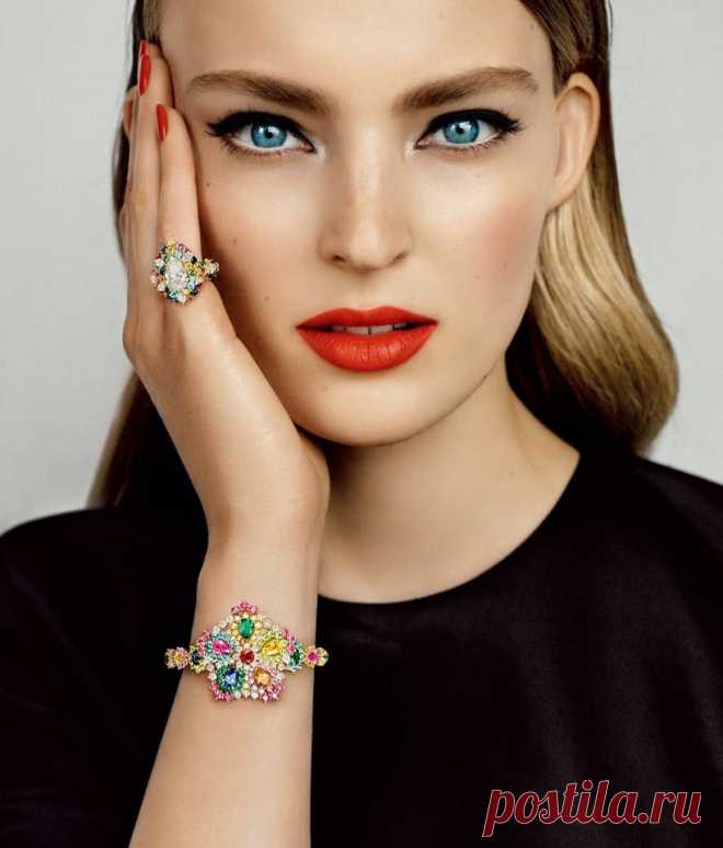 Как небеса,твой взор блистает эмалью голубой,как поцелуй звучит и тает твой голос молодой.За звук один единый взгляд, я рад отдать красавца сечи,грузинский мой булат(Лермонтов) ( волшебная страна книг к.н.)