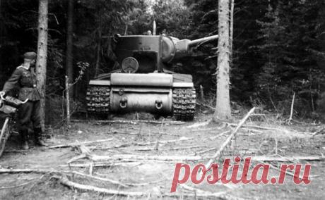 Известно ли вам, почему в начале войны сотни советских танков были брошены или уничтожены экипажами? Положительный опыт одного военного похода, может оказаться роковой ошибкой для другого. О том, на какую тактику рассчитывало советское командование при передвижении танковых колон, читайте тут: