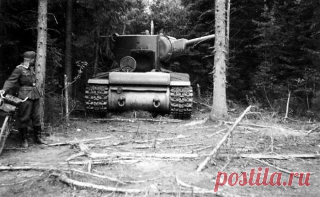 Известно ли вам, почему в начале войны сотни советских танков были брошены или уничтожены экипажами? Положительный опыт одного военного похода, может оказаться роковой ошибкой для другого. О том, на какую тактику рассчитывало советское командование при передвижении танковых колон, читайте тут: