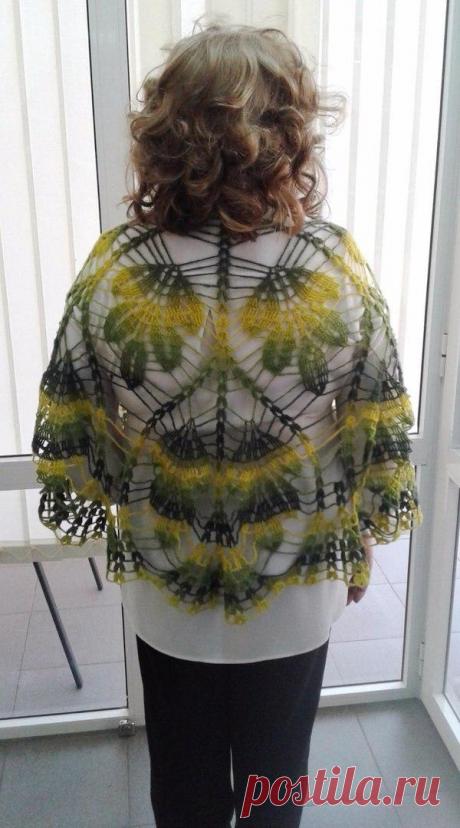 ​Шаль "Дубовые листья"+схема Легкая шерстяная шаль модели "Дубовые листья" выполнена крючком №3 из пряжи КАУНИ Green-Yellow 8/1. Эта шаль-накидка предназначена для ношения в качестве аксессуара на платье, блузку, водолазку.