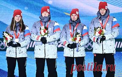 Российских прыгунов с трамплина наградили серебряными медалями Олимпиады. В понедельник спортсмены заняли второе место в смешанных командных соревнованиях на Играх в Пекине