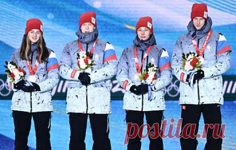 Российских прыгунов с трамплина наградили серебряными медалями Олимпиады. В понедельник спортсмены заняли второе место в смешанных командных соревнованиях на Играх в Пекине