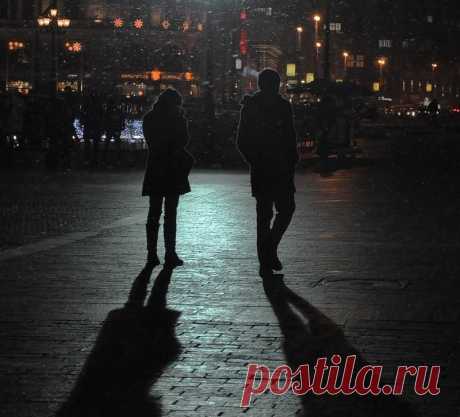 Трусиха
Эдуард Асадов

Шар луны под звездным абажуром
Озарял уснувший городок.
Шли, смеясь, по набережной хмурой
Парень со спортивною фигурой
И девчонка - хрупкий стебелек.

Видно, распалясь от разговора,
Парень, между прочим, рассказал,
Как однажды в бурю ради спора
Он морской залив переплывал,

Как боролся с дьявольским теченьем,
Как швыряла молнии гроза.
И она смотрела с восхищеньем
В смелые, горячие глаза...

А потом, вздохнув, сказала тихо:
- Я бы там от страха умерла...