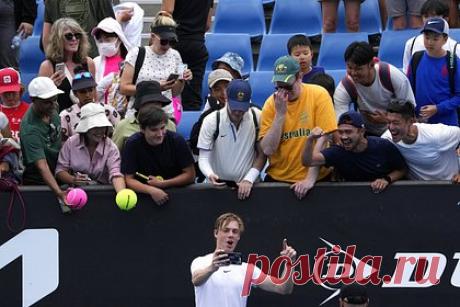 Пронесший флаг России на матч Australian Open иностранец объяснил свой поступок. Австралийский болельщик Юджин Ротман, пронесший флаг России на матч Australian Open, объяснил свой поступок. По словам иностранца, он не пытался разжигать ненависть. «Нужно вспомнить, что много лет назад народ этого флага — русские мужчины и женщины — боролись с нацизмом и победили его», — заявил Ротман.