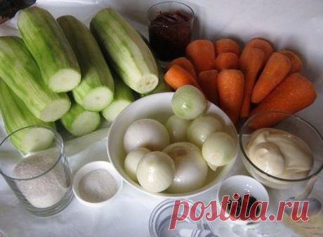 САМАЯ вкусная кабачковая икра!
ИНГРЕДИЕНТЫ:
кабачок уже очищенный - 3 кг.
лук репчатый - 0.500 кг
морковь - 0,500кг.
. майонез - 0,250 кг(берите большей жирности).
том. паста - 0,250 кг.
раст. масло - 0,150 кг.
сахар - 0,5 стакана.
соль - 2 ст. ложки.
перец чёрный молотый - 0,5 чайной ложки.
лавровый лист 2 шт.
СПОСОБ ПРИГОТОВЛЕНИЯ:
Кабачки, морковь и лук пропускаем через мясорубку. Добавляем майонез, томатную пасту, масло - всё перемешиваем и варим 1 час.
Затем добавляем ...