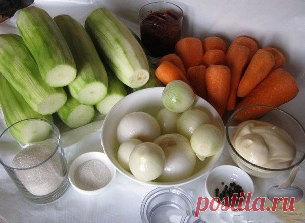 САМАЯ вкусная кабачковая икра!
ИНГРЕДИЕНТЫ:
кабачок уже очищенный - 3 кг.
лук репчатый - 0.500 кг
морковь - 0,500кг.
. майонез - 0,250 кг(берите большей жирности).
том. паста - 0,250 кг.
раст. масло - 0,150 кг.
сахар - 0,5 стакана.
соль - 2 ст. ложки.
перец чёрный молотый - 0,5 чайной ложки.
лавровый лист 2 шт.
СПОСОБ ПРИГОТОВЛЕНИЯ:
Кабачки, морковь и лук пропускаем через мясорубку. Добавляем майонез, томатную пасту, масло - всё перемешиваем и варим 1 час.
Затем добавляем ...