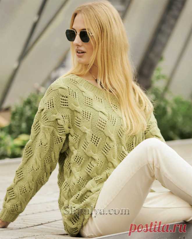 Длинный пуловер с и V-образной горловиной связан спицами оригинальным веерным узором из «кос» и ажурных ромбов из биохлопка и переработанного полиамида.
