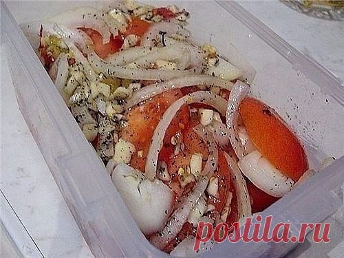 Закусочка вкусная  

Ингредиенты:

Свежие помидоры - 0,5 кг. или 4 средние
Лук репчатый - 1 головка

Для маринада:
4 ложки растительного масла
2 ст.л. лимонного сока
1 ч.ложка сушеного базилика
1 ч.ложка меда
3 зубчика чеснока
на кончике ножа - соль.
Красный молотый перец(я взяла 1 маленький засушенный стручок)

Приготовление:

Помидоры нарезать кружочками, лук - полукольцами

Приготовить маринад - чеснок мелко изрубить(не выдавливать), все ингредиенты перемешать хорошеньк...