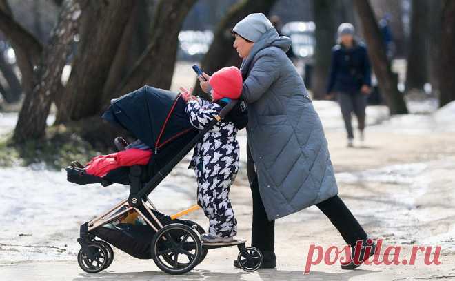 Эксперты ВШЭ описали дилемму поддержки рождаемости в России. Рост доли бездетных россиянок может компенсироваться увеличением семей с 2–3 детьми, следует из доклада ученых ВШЭ. И перед государством стоит вопрос: как стимулировать рожать больше детей и стоит ли убеждать рожать до 30 лет