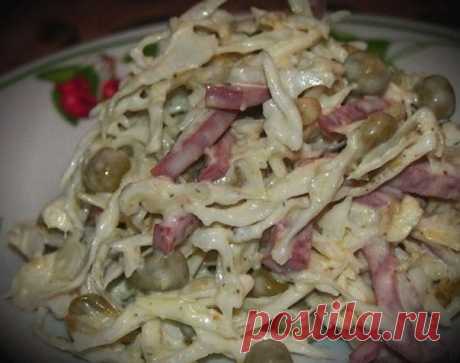 Очень вкусный салат с капустой и колбасой. Салат называется "Днестровский".

Нам понадобится:
Капуста белокочанная - 500 гр.;
Колбаса варено-копченая - 250 гр.;
Горошек зелёный консервированный - 1 банка небольшая;
Майонез, перец черный молотый.

Приготовление:
1. Тонко соломкой нарезаем нужное количество капусты и колбасы. Я сначала нарезала капусту - так легче определить нужный объём салата. Затем уже в капусту добавляем соломку колбасы и горошек.
2. Немного перчим, смаз...