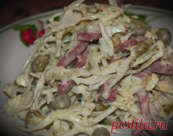Очень вкусный салат с капустой и колбасой. Салат называется 