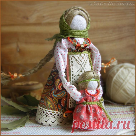 Русские куклы. Кукла Ведучка – подробный мастер-класс от Ольги Мироновой.

Ведучка — мать, бабушка, крёстная, сестра, а возможно, и мачеха или воспитательница, то есть та женщина, которая ведёт ребёнка за руку.

Понятие вести за руку или за руки заключает в себе и прямой, и переносный смысл. С одной стороны, ребёнку необходима телесная помощь, чтобы двигаться по физическим плотностям этого мира. С другой стороны, ребёнку необходима помощь, указывающая путь не по ухабам и к...