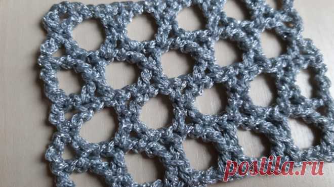 Видео мастер класс вяжем ажурный узор-сетка крючком из скрещенных столбиков с накидом