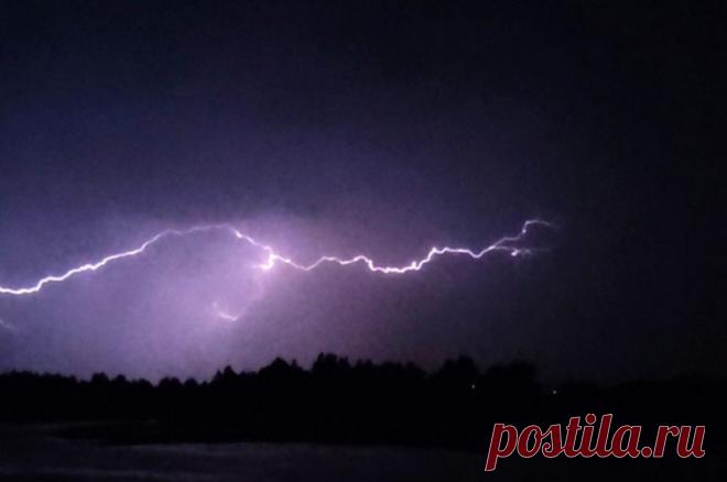 Женщина получила ожоги при ударе молнии в Коломне. Пострадавшая доставлена в больницу.