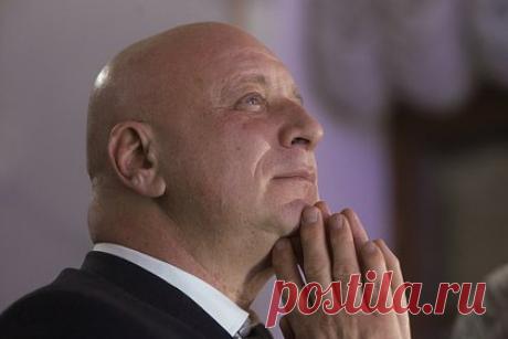 Из МГИМО уволили преподавателя, который позвал на лекцию Ивана Урганта. Что известно о скандале?. Заместителя декана факультета международной журналистики МГИМО Юрия Кобаладзе уволили после того, как он пригласил на лекцию телеведущего Ивана Урганта. Об этом 15 ноября сообщили его студенты. Учащиеся утверждают, что после встречи с Ургантом, вуз попросил преподавателя приглашать на лекции военных корреспондентов.