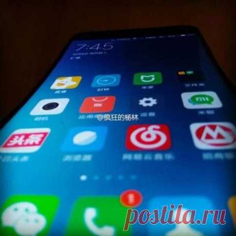 Xiaomi готовит собственную версию изогнутого смартфона В 2013 году компания LG реализовала один из самых смелых проектов на мобильном рынке - смартфон G Flex с изогнутыми корпусом и дисплеем. За ним последовало второе поколение, после чего рынок замер в ожидании. Хотя смартфон и не побил рекорды популярности, он показал, что есть нераскрытые направления развития, на которые стоит обратить внимание. На этой неделе в сети появилась фотография некоего устройства от Xiaomi, у которого отчётливо…