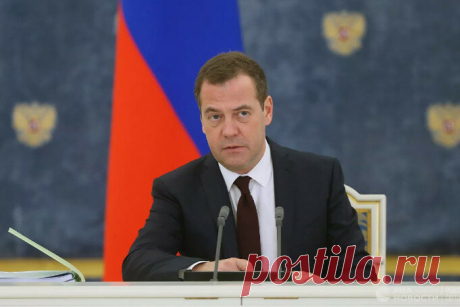 Медведев заявил, что Россия практически некуда отступать по безопасности Россия практически исчерпала границы отступления, "отступать некуда, позади Москва", заявил зампредседателя Совбеза Дмитрий Медведев, говоря о предложениях РФ по гарантиям безопасности. "Дело не в контраргументах, конечно, а в том, что, к сожалению, мы практически исчерпали границы отступления. Знаете, как принято говорить, "отступать некуда, позади Москва". В данном случае и по гарантии безопасности"...