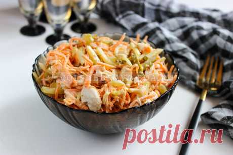 Салат «Лисичка» с корейской морковкой | Волшебная Eда.ру Закусочный салат «Лисичка» с корейской морковкой и курицей, с маринованными огурцами и сыром. Пошаговый рецепт с фото.