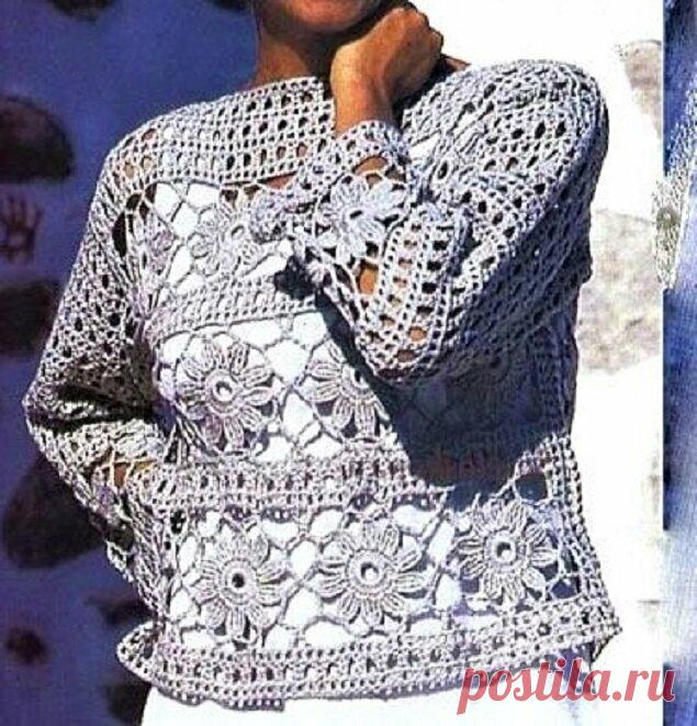 Лёгкий джемпер с кружевными цветами, связанный крючком.