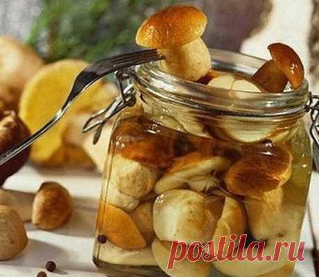 Ловите, хозяюшки! Маринад для любых грибов. 
 
1 литр воды; 
2 ст. л. сахара; 
4 ч. л. соли; 
3 шт. лаврового листа; 
6 горошин душистого перца; 
4 шт. гвоздики; 
3 кусочка корицы (молотой ½ ч. л.) ; 
3 ч. л. уксусной эссенции 70 %. 
 
При использовании столового 5% уксуса необходимо взять 800 мл воды и 200 мл 5% уксуса. При использовании 9% уксуса - 890 мл воды и 110 мл 9% уксуса. 
 
ПРИГОТОВЛЕНИЕ: 
Вскипятить воду, добавить специи, проварить минутки три (уксус добавить в...