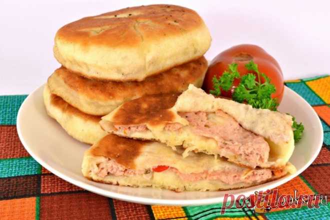 Дрожжевые лепешки с мясом на сковороде.