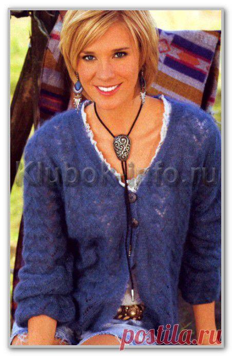 Вязание спицами. Женские модели. Однотонный ажурный жакет из мохера, с V вырезом, на пуговицах. Размеры: 36/38 (40/42)