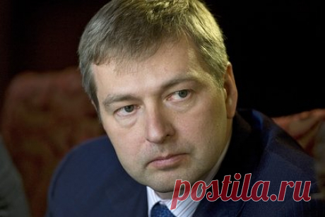 Рыболовлев оценил «Монако» в миллиард евро. Российский бизнесмен Дмитрий Рыболовлев, владеющий контрольным пакетом акций «Монако», оценил стоимость клуба в миллиард евро. Россиянин владеет 67 процентами акций команды, которые он приобрел за 130 миллионов евро. По информации источника, теперь Рыболовлев хочет за них в пять раз больше.
