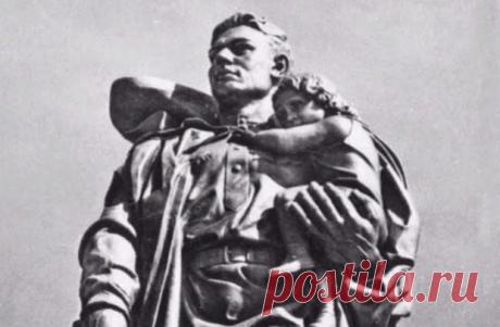 Воин с ребенком на руках